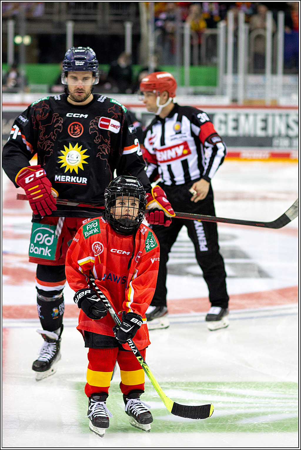 PENNY DEL Viertelfinale 4. Spiel; Duesseldorfer EG - Red Bull Muenchen; Duesseldorf, 16.04.2022